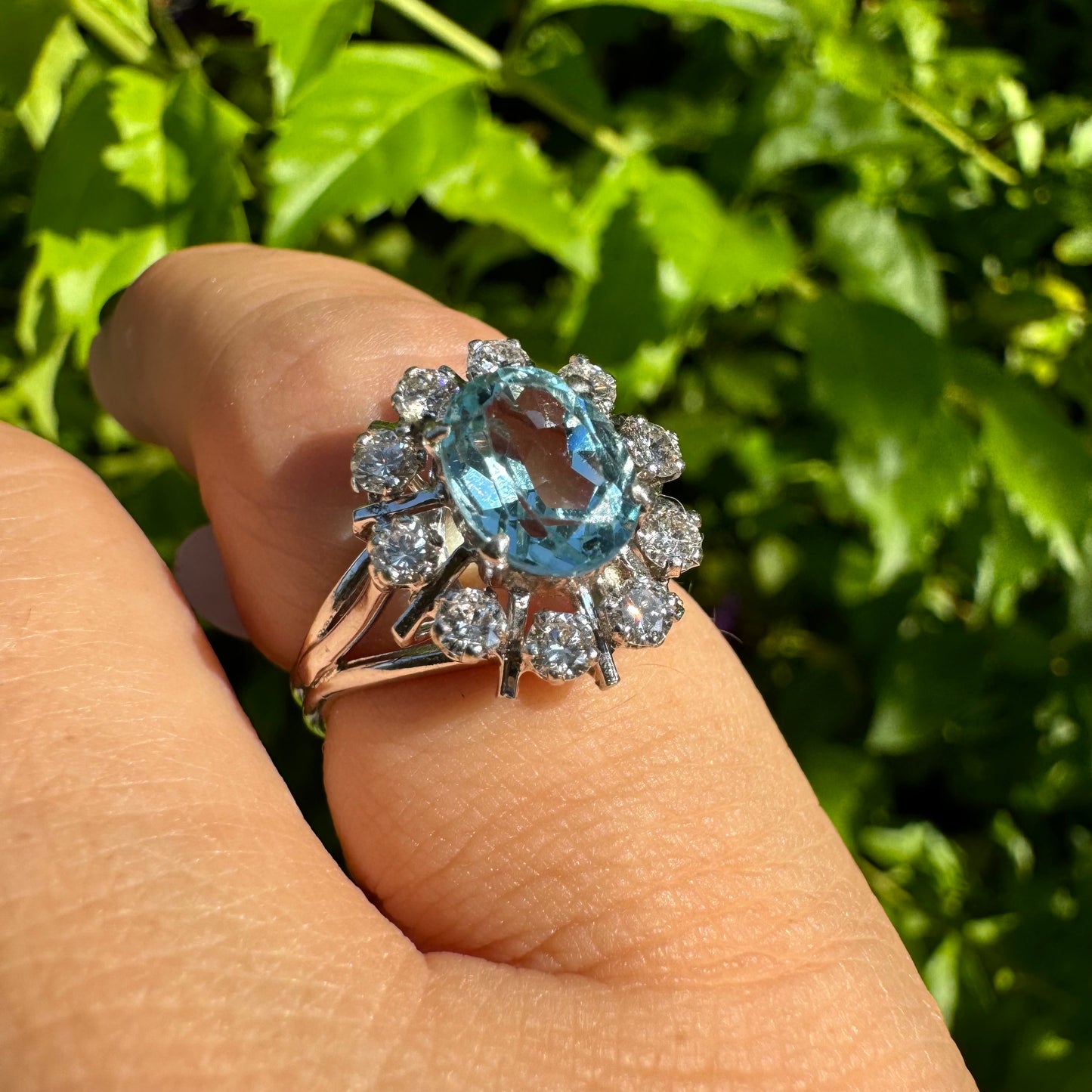 18K gold ring set with Aquamarine & Diamonds