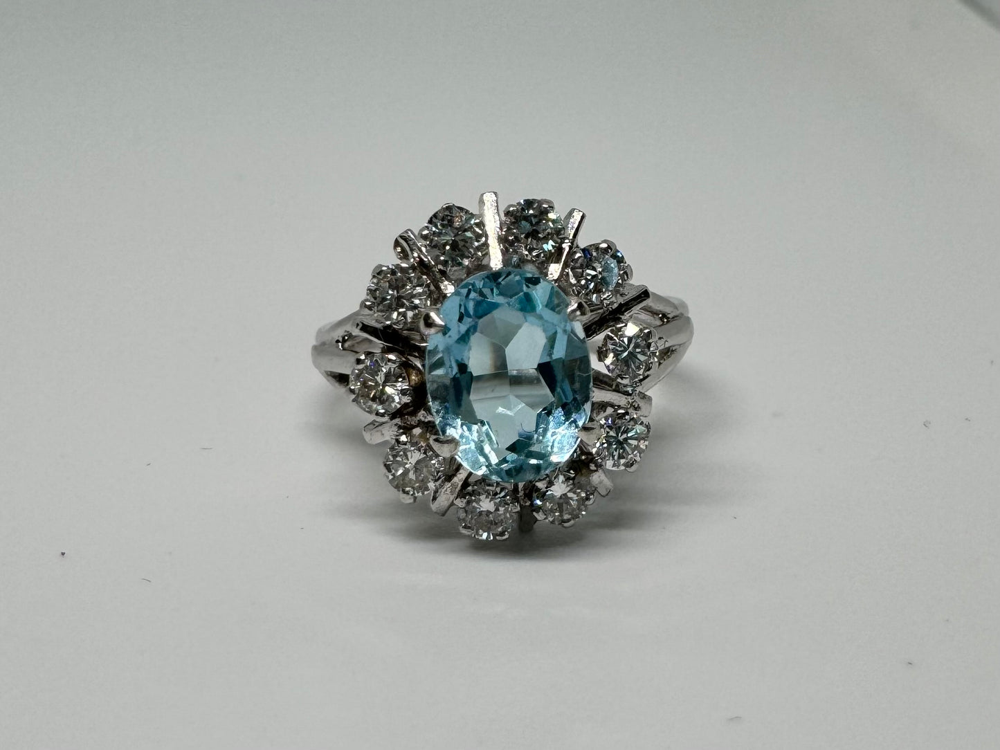 18K gold ring set with Aquamarine & Diamonds