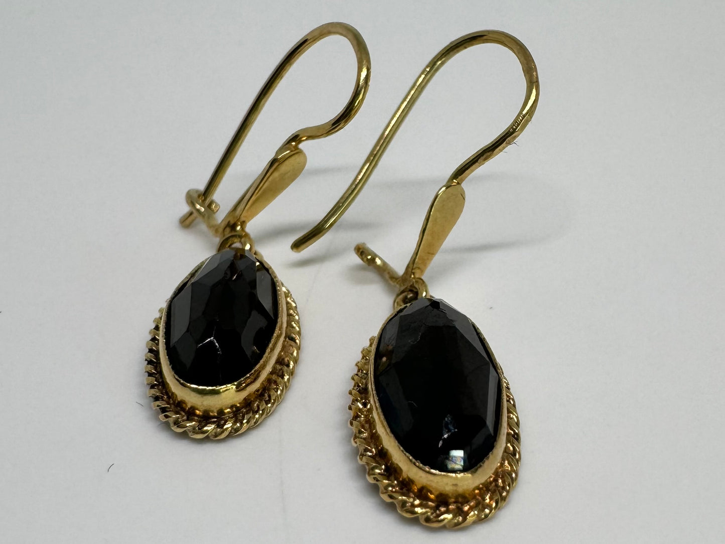 18K gold drop earrings set with Garnet