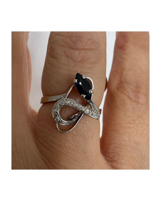 טבעת זהב 18 קראט משובצת ספיר ויהלומים