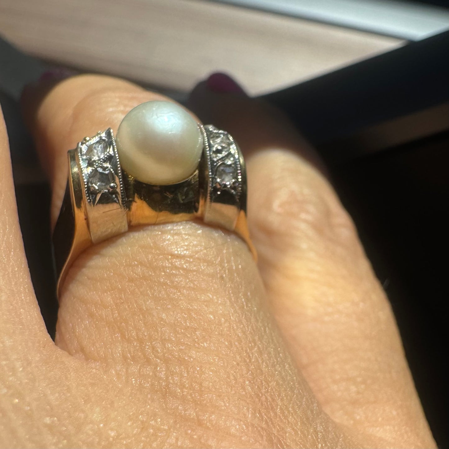 18K gold ring set with a central round Pearl & Diamonds.