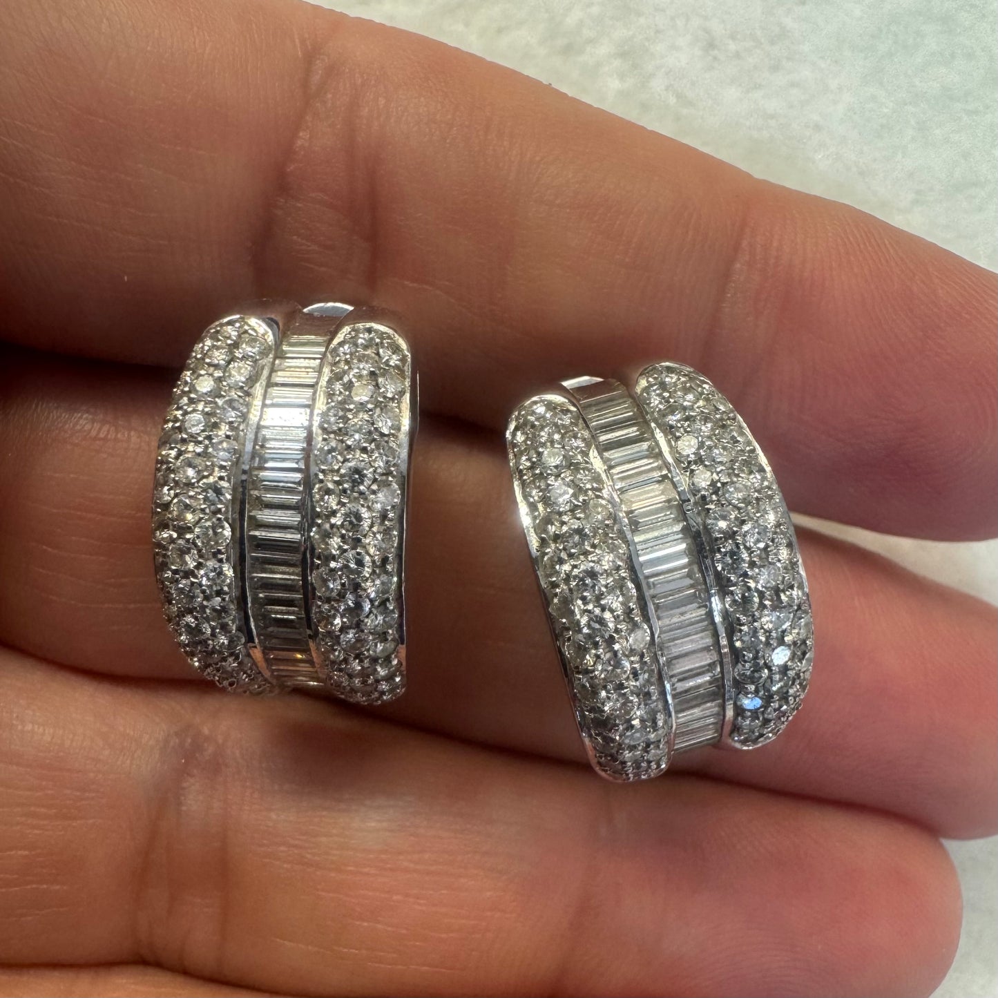 18K gold earrings set with baguette and pavé Diamonds.