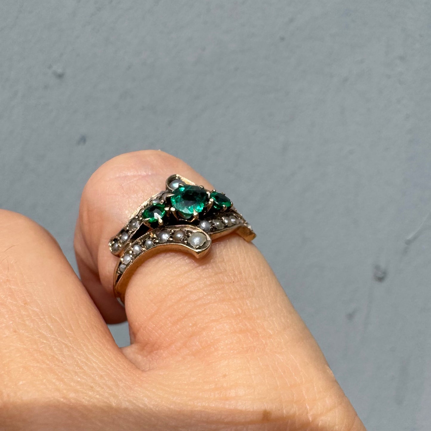 טבעת זהב 10 קראט משובצת אמרלדים ופנינים טבעיות. 