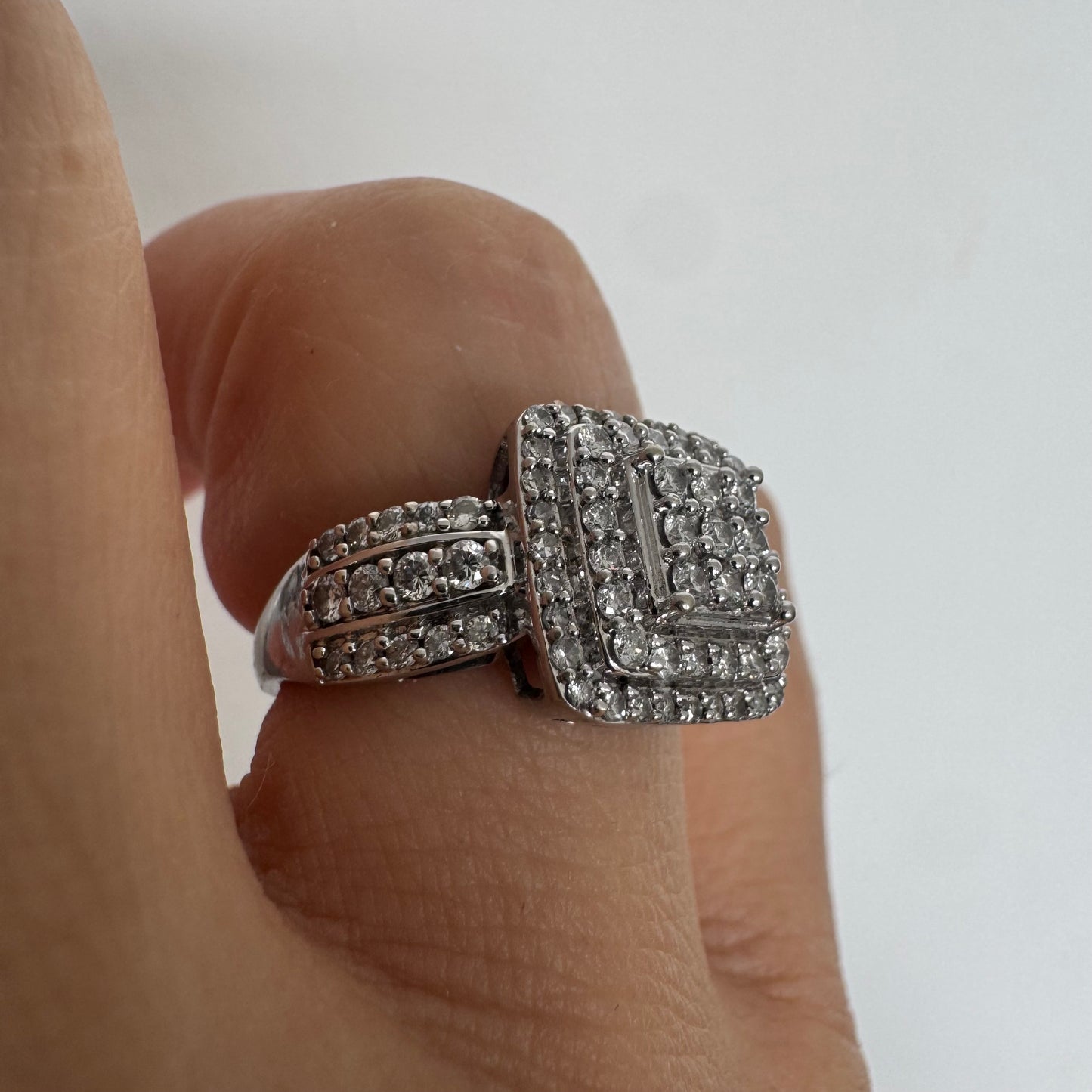 טבעת זהב לבן 10 קראט משובצת יהלומים בעיצוב מרובע עוצמתי.