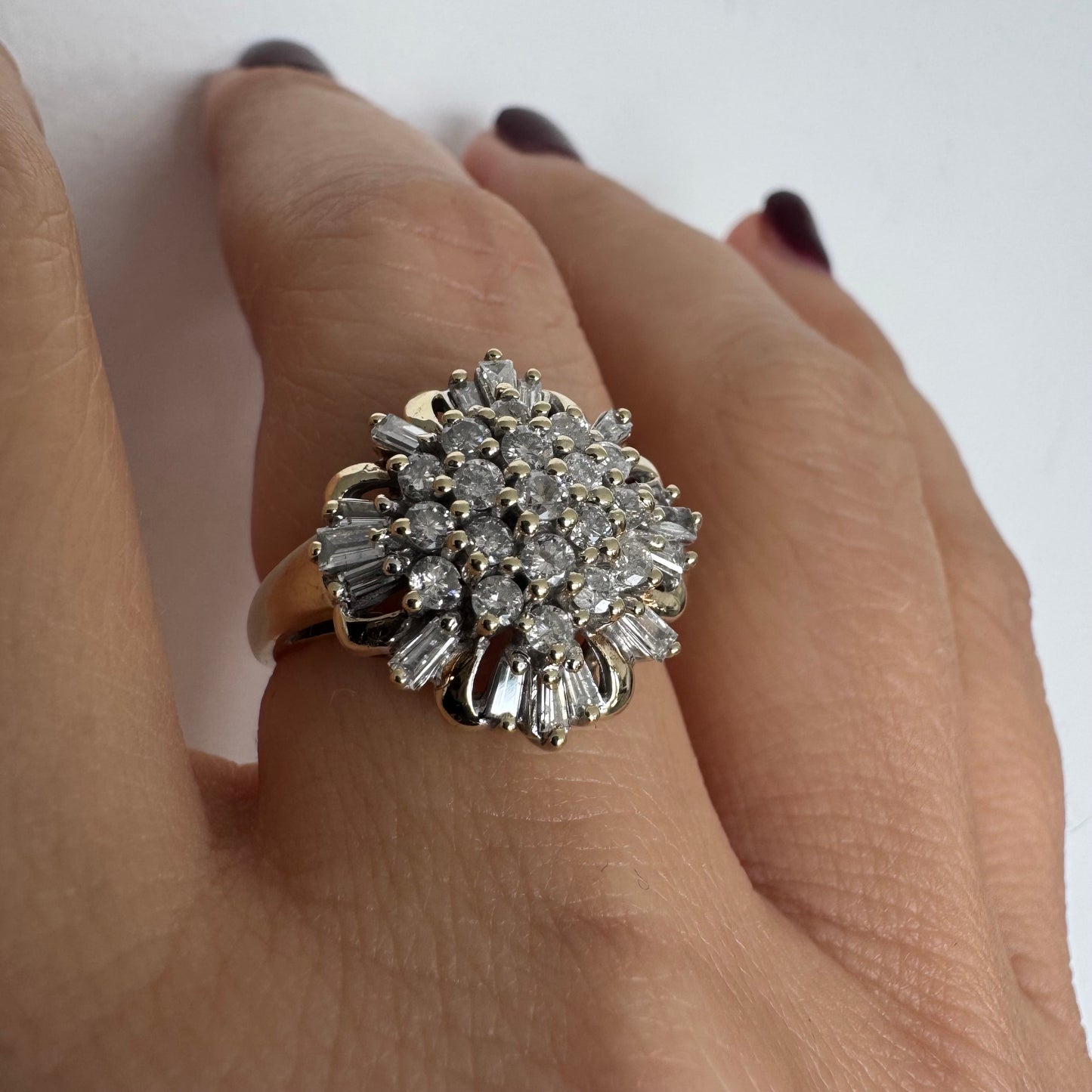 טבעת זהב צהוב 10 קראט משובצת יהלומים בעיצוב פרח מרשים.