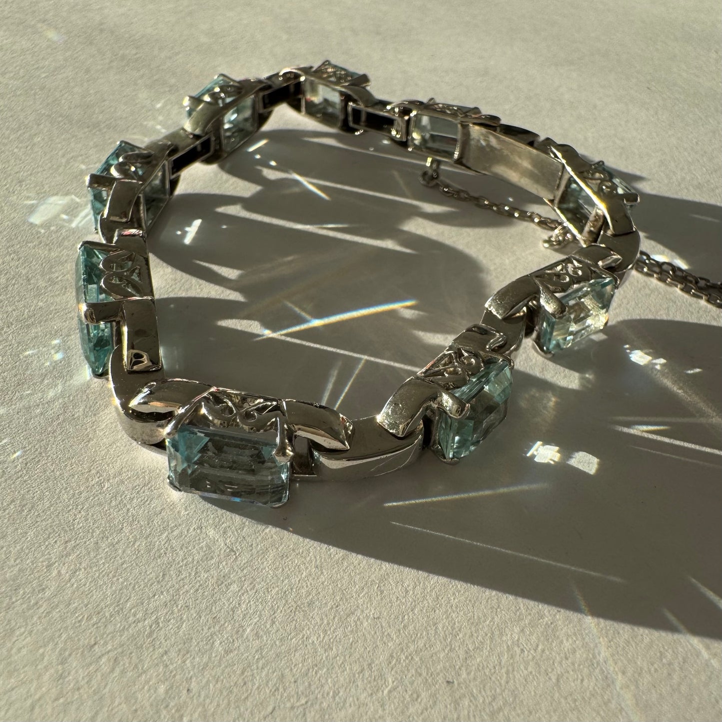 צמיד זהב לבן 18 קראט משובץ אבני אקוומרין בחיתוך אמרלד – אלגנטי, זוהר ועל-זמני.