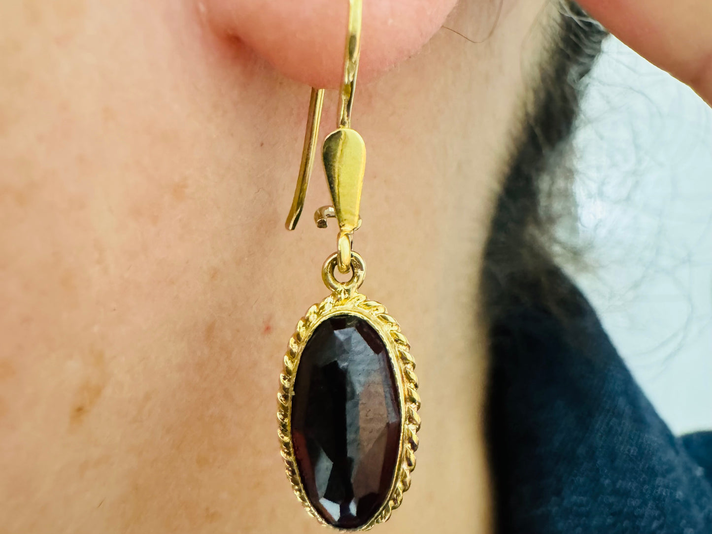 18K gold drop earrings set with Garnet