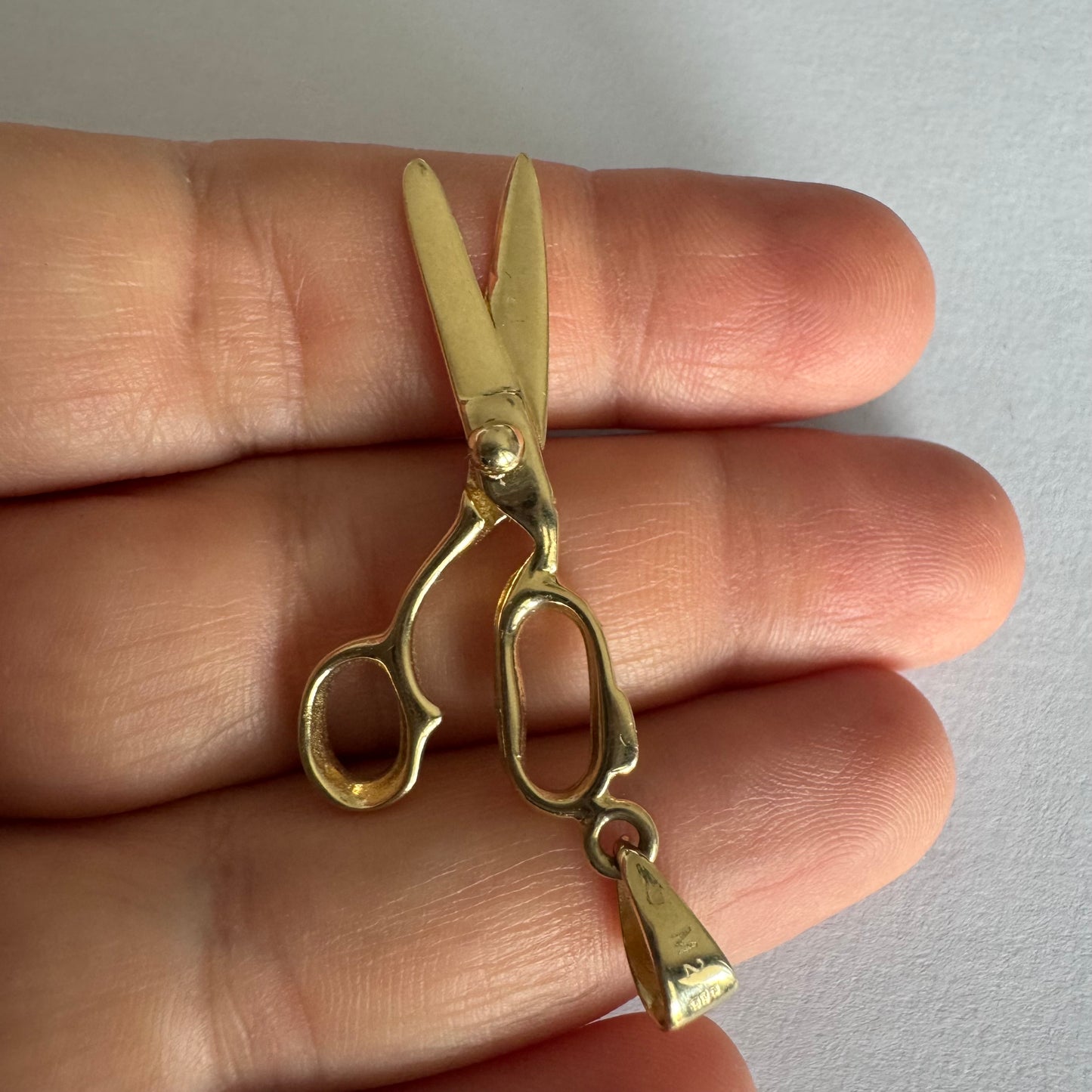 תליון מספריים זהב צהוב 14 קראט בעיצוב מינימליסטי ומלא אופי.