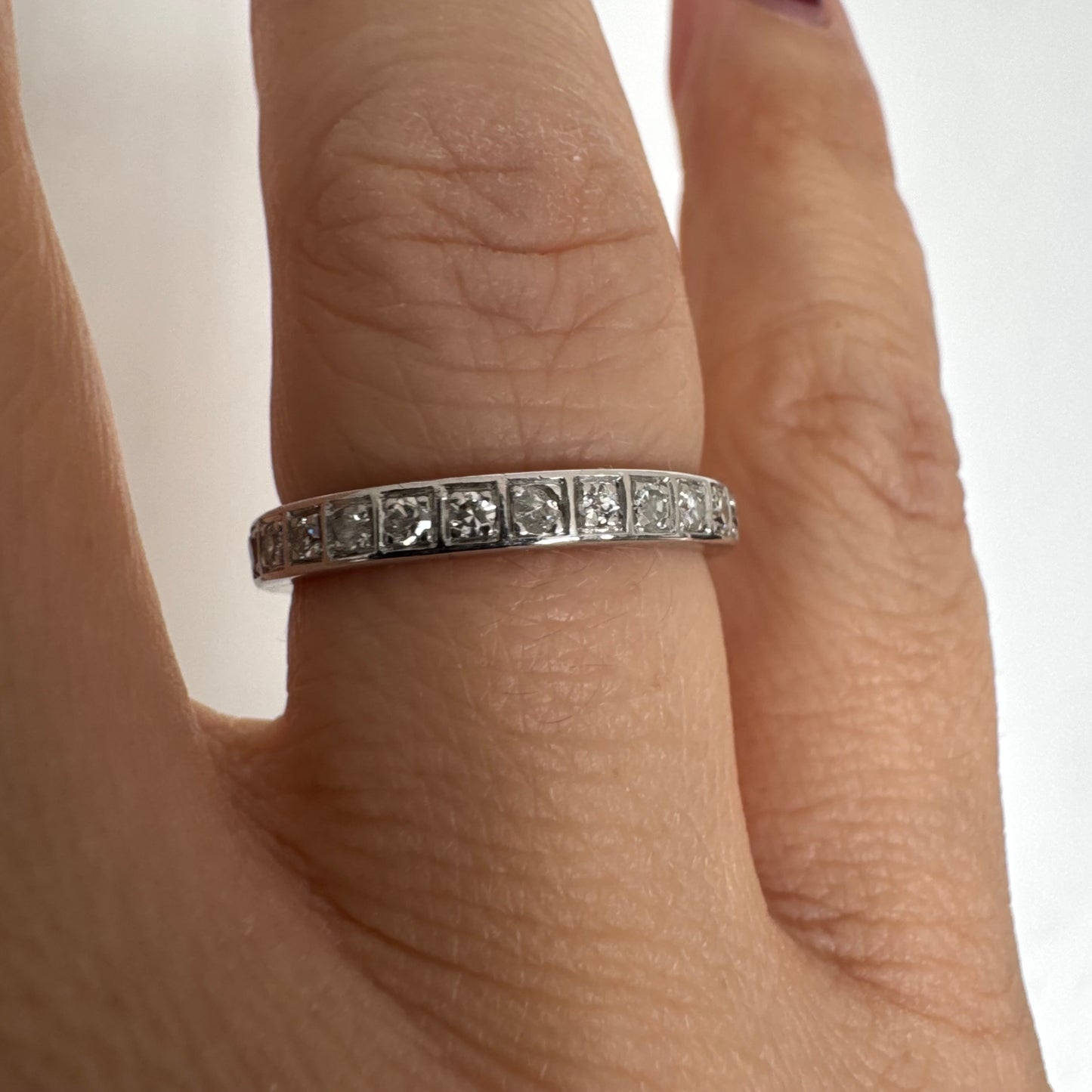 טבעת איטרניטי זהב 14 קראט משובצת שורת יהלומים משובצים זה לצד זה במסגרת מדויקת ונקייה.