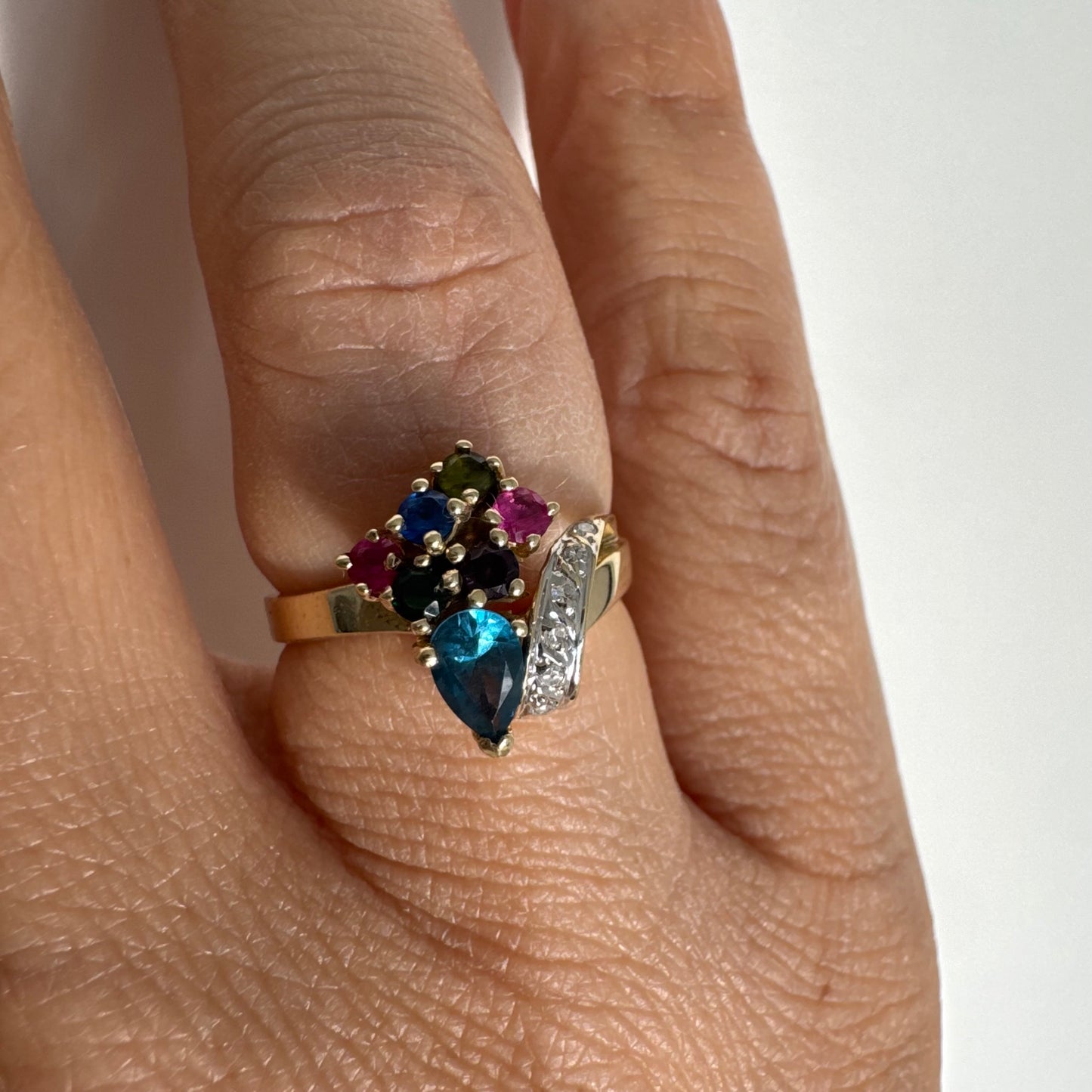 טבעת זהב צהוב 14 קראט משובצת שילוב אבני חן צבעוניות ויהלומים בעיצוב ייחודי.