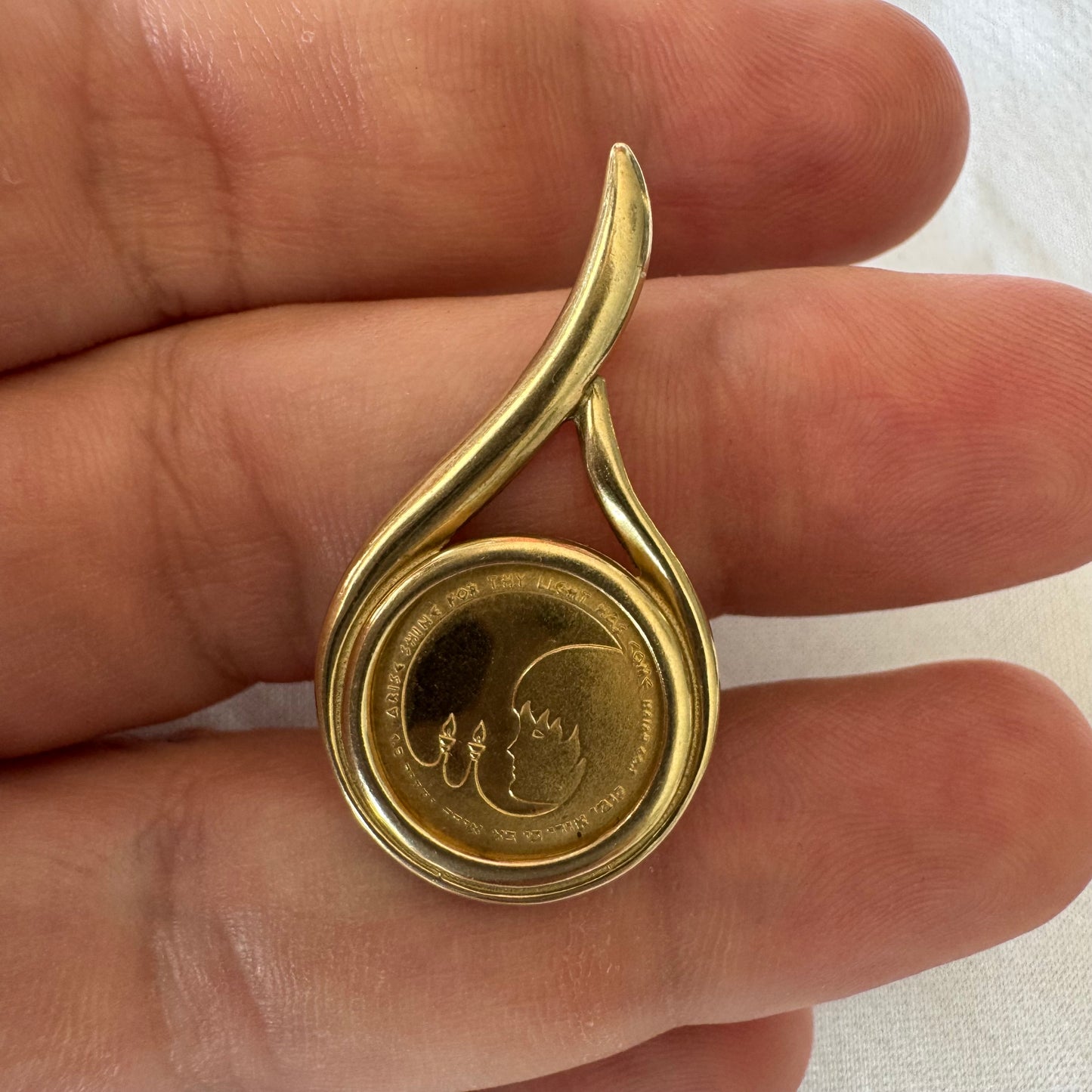 תליון זהב 14 קראט בעיצוב טיפתי ייחודי, משובץ מדלית זהב. 