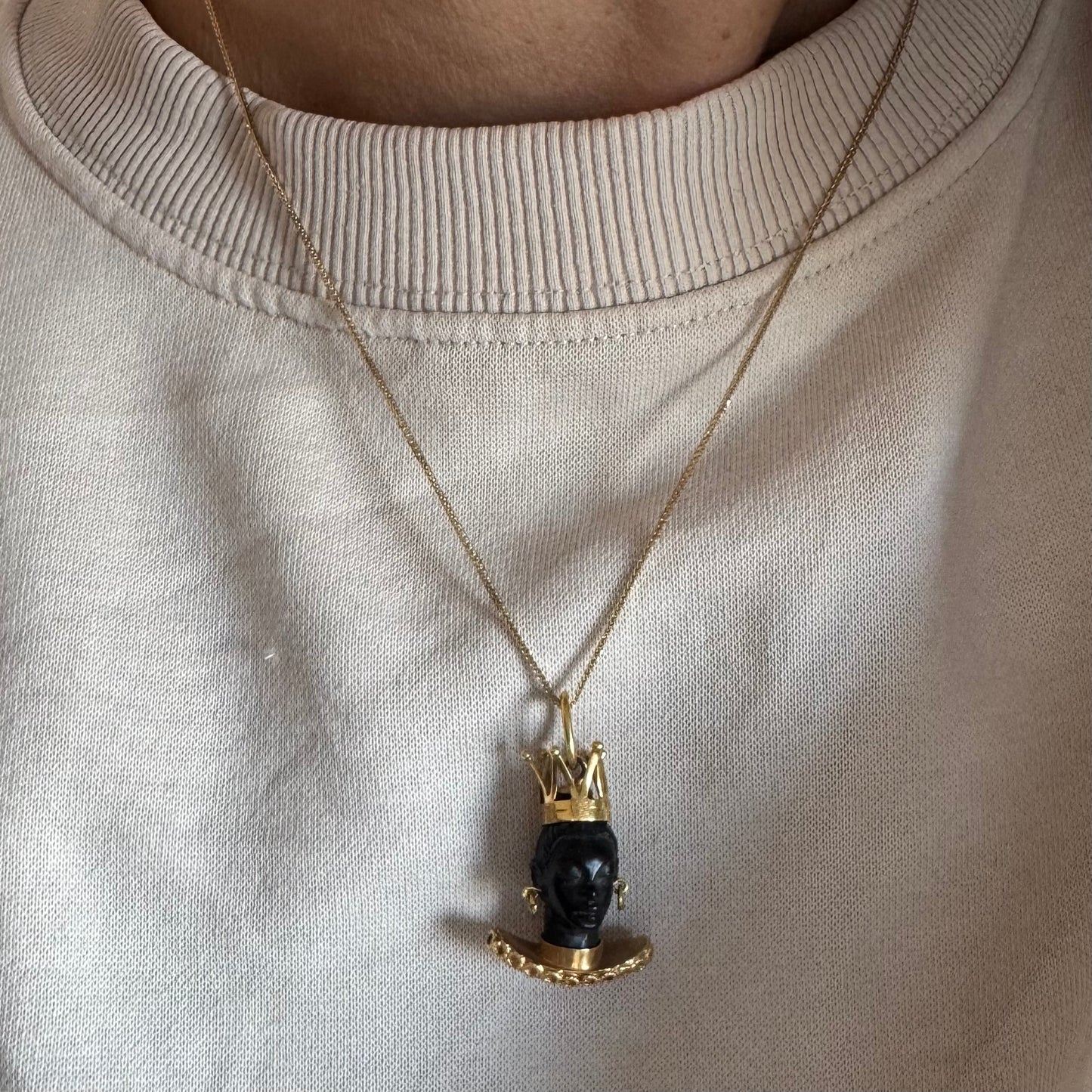 תליון זהב 18 קראט נדיר ומרהיב בסגנון ה"מורטו" (Moretto) המסורתי, המשלב עבודת גילוף ידנית עם צורפות עילית. 