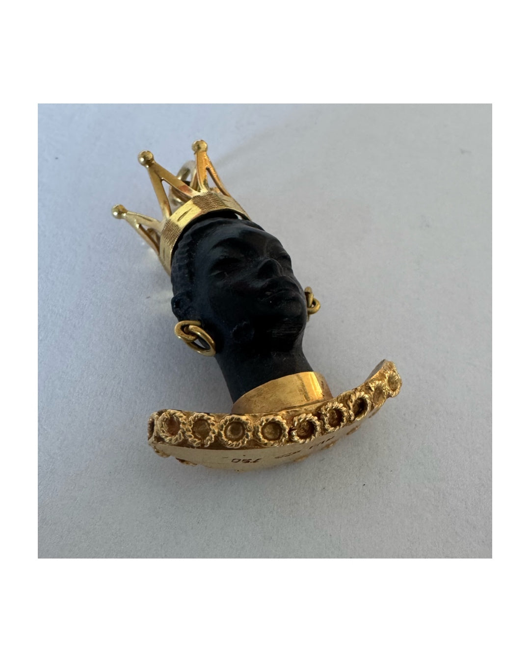 תליון זהב 18 קראט נדיר ומרהיב בסגנון ה"מורטו" (Moretto) המסורתי, המשלב עבודת גילוף ידנית עם צורפות עילית. 