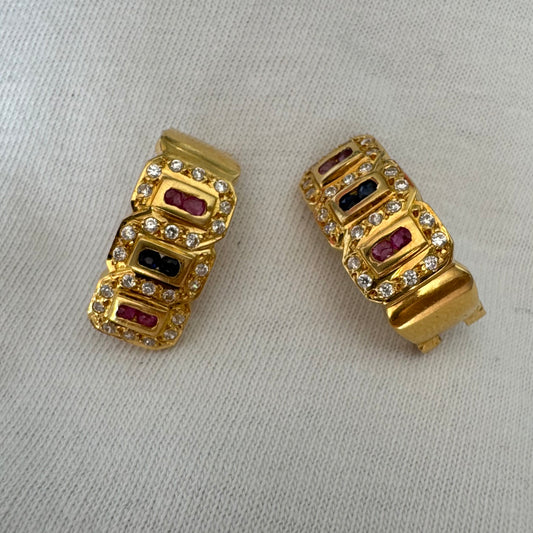 עגילי זהב צהוב 18 קראט משובצים אבני רובי, ספיר ויהלומים בעיצוב גאומטרי עשיר. 