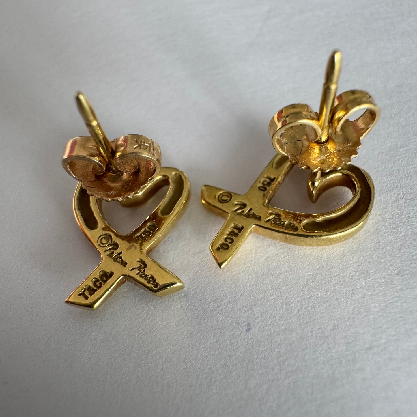 עגילי זהב צהוב 18 קראט, בעיצובה של Paloma Picasso עבור טיפאני אנד קו.