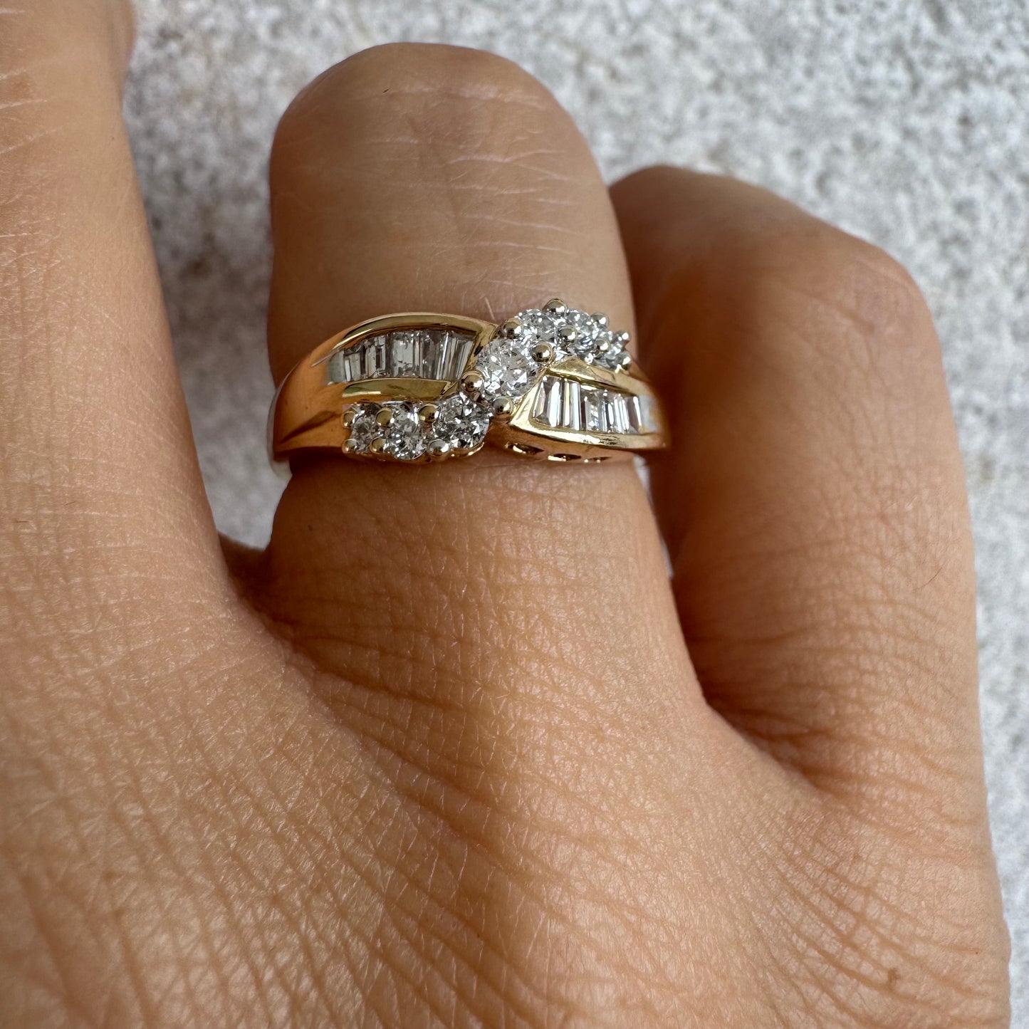 טבעת זהב צהוב 14 קראט משובצת יהלומים בחיתוך באגט ועיגול.