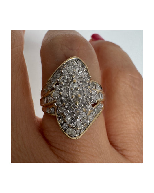 טבעת זהב צהוב 10 קראט משובצת יהלומים, בעיצוב מרקיזה עשיר ומרשים עם נוכחות יוצאת דופן.