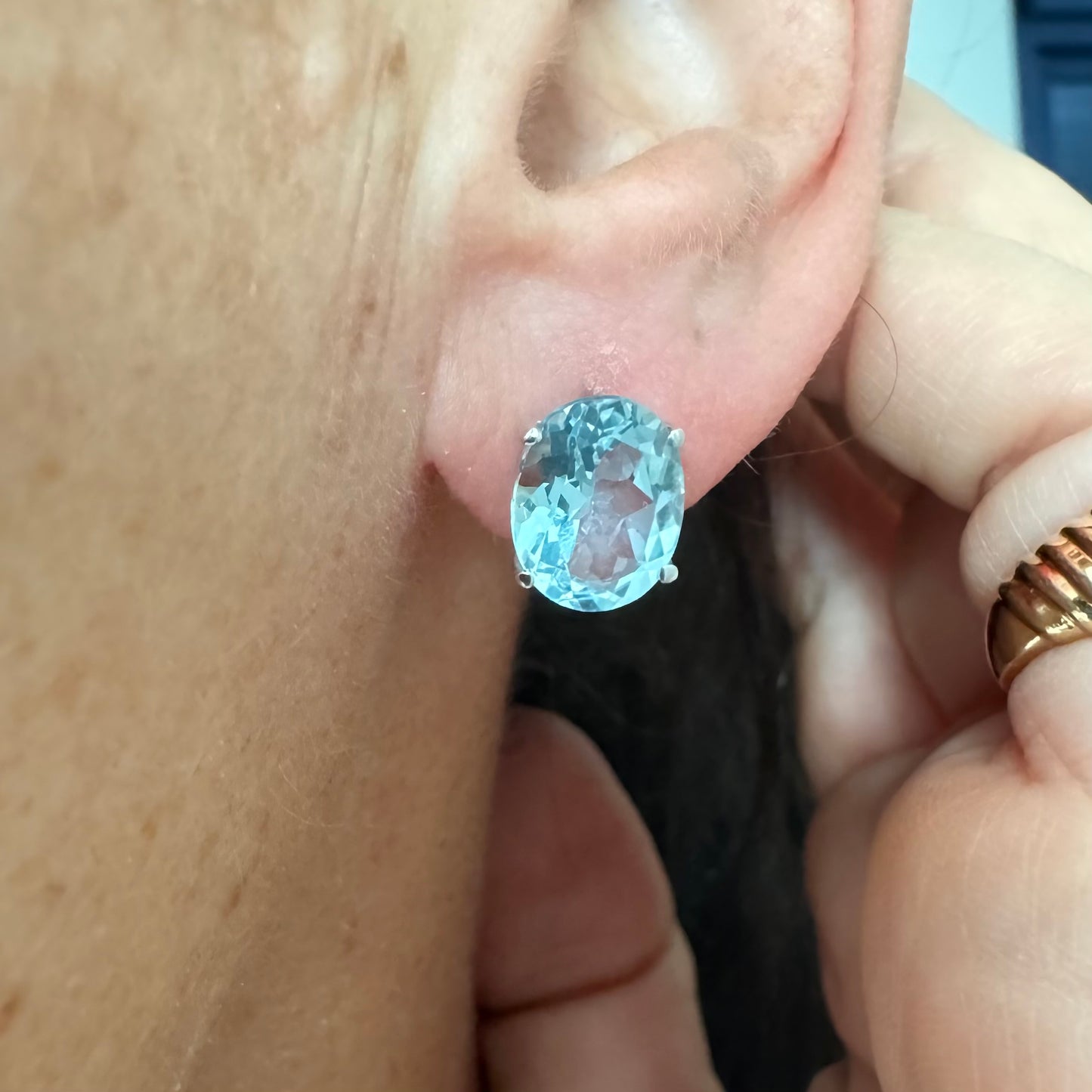 עגילי זהב לבן 14 קראט משובצים אבני אקוומרין אובליות בגוון תכלת-קריסטלי