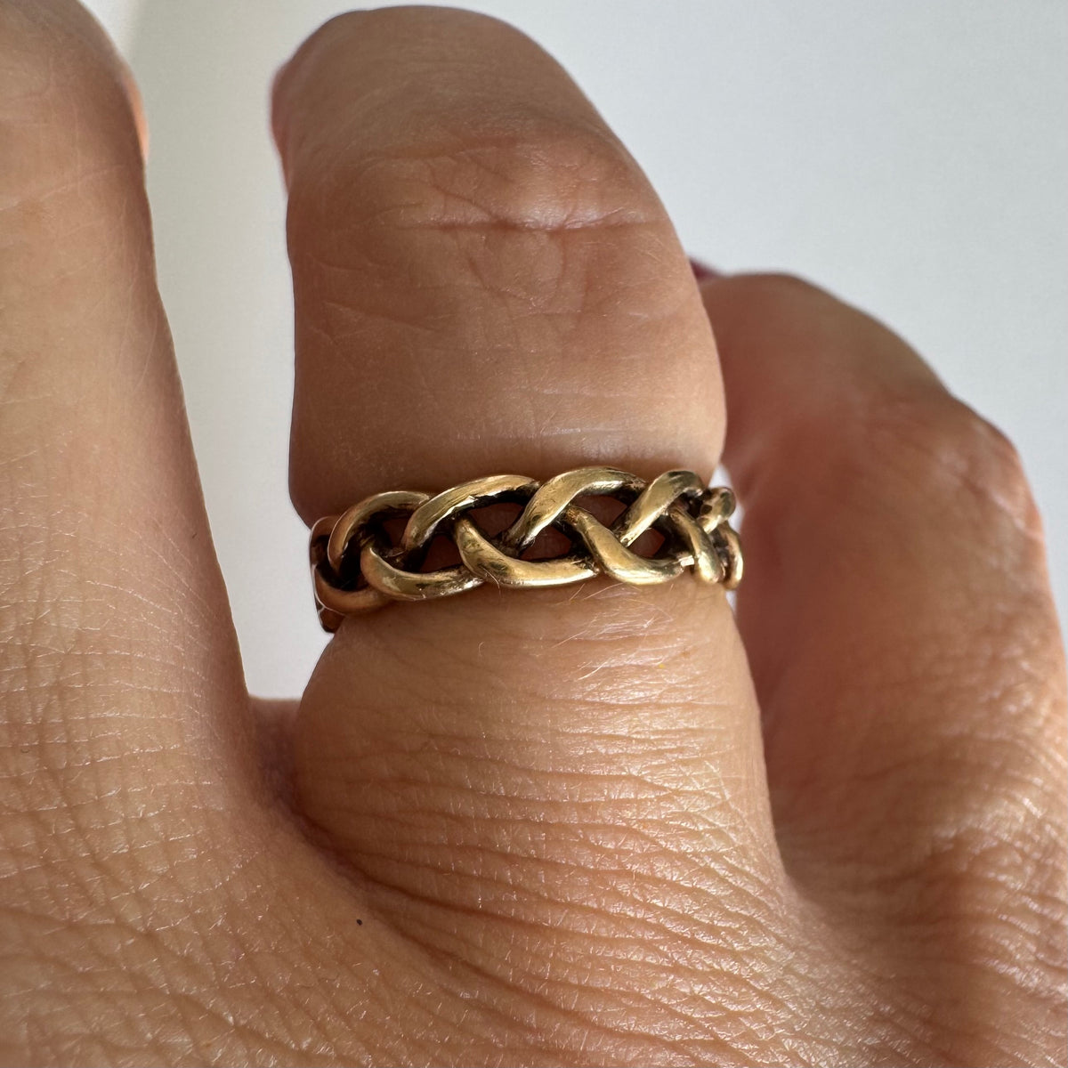 9K gold chain-link ring from England, featuring interlocking links