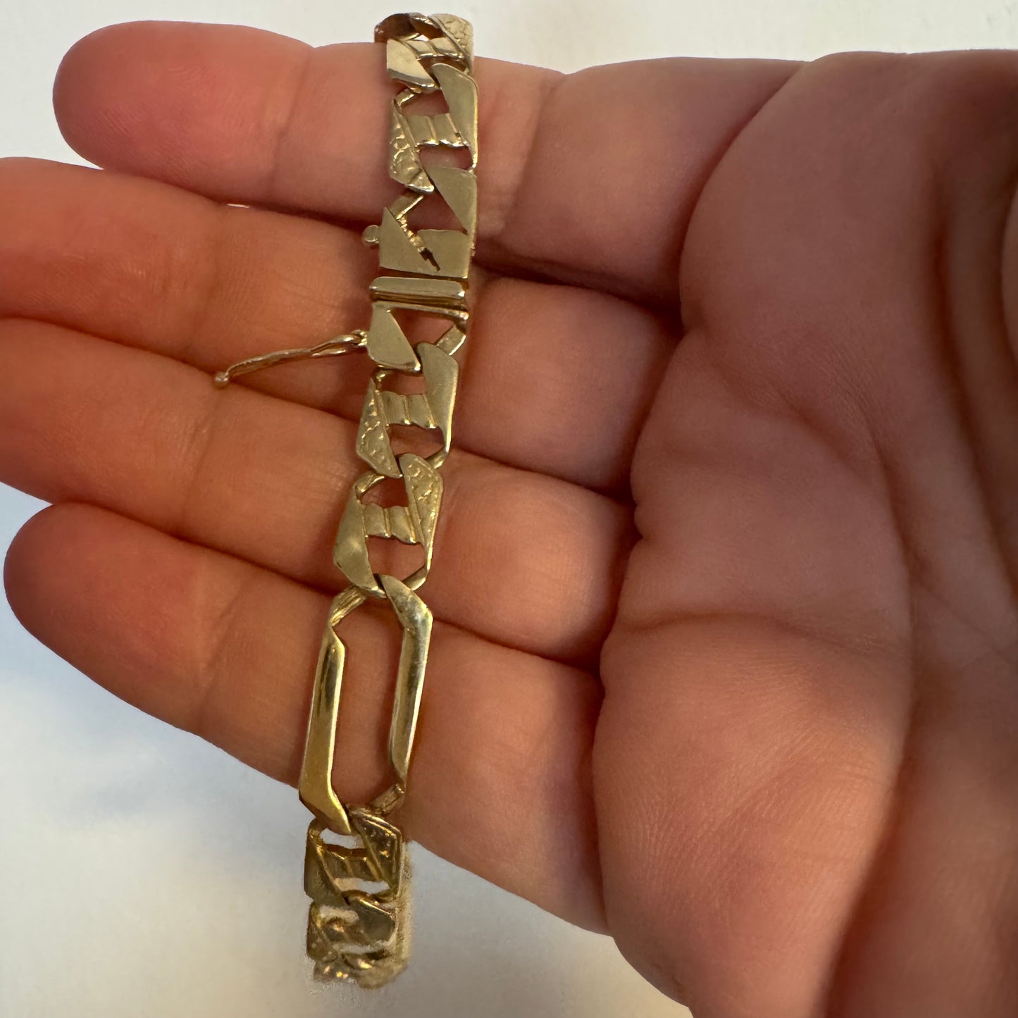 צמיד זהב צהוב 14 קראט בעיצוב חוליות מודרני ומיוחד.