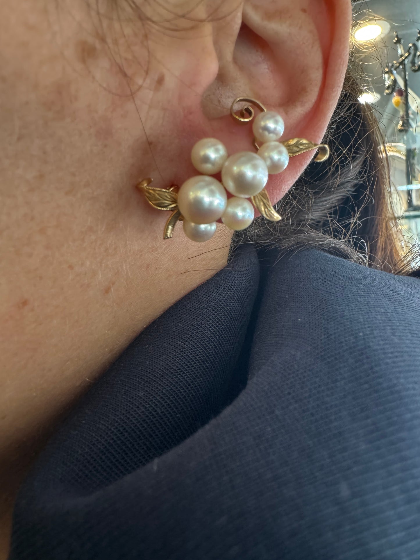 עגילי קליפס זהב 14 קראט, משובצים אשכול פנינים בגווני לבן-קרם.