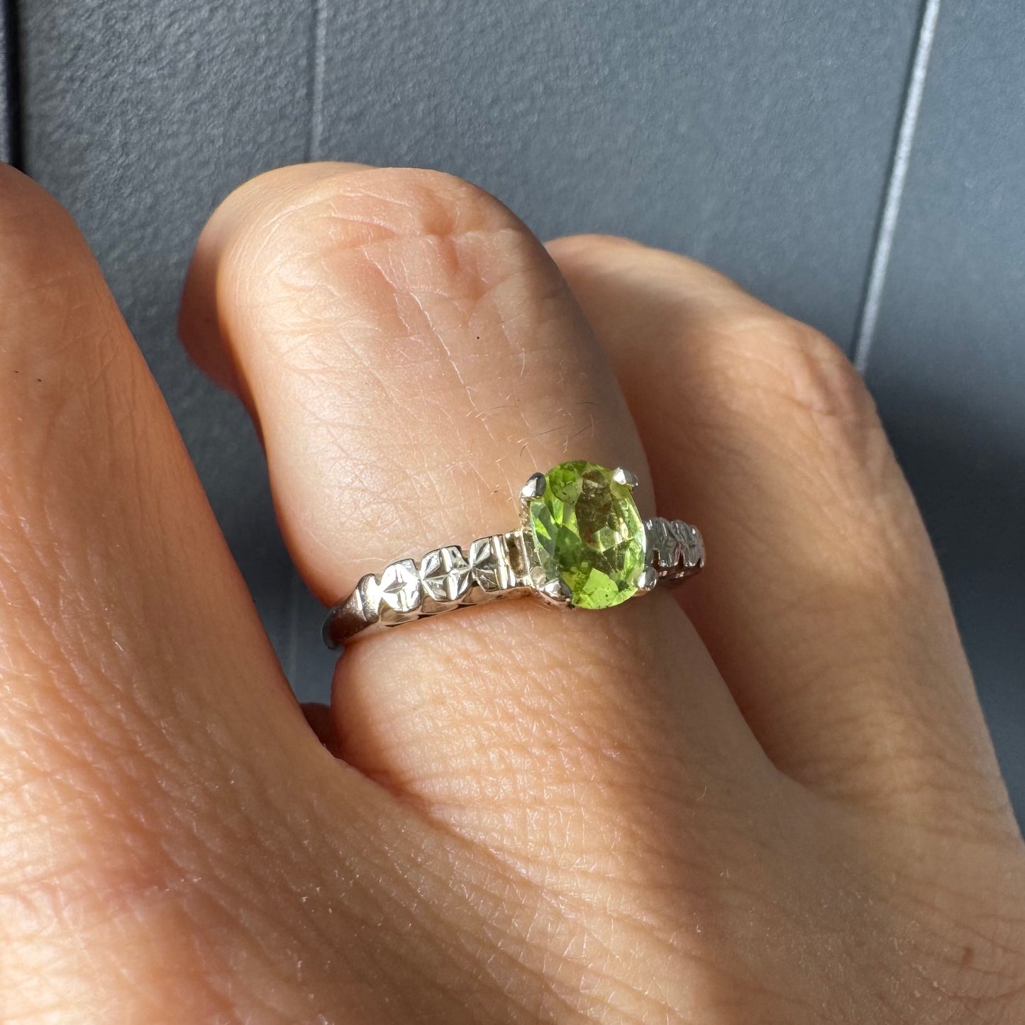 טבעת זהב לבן 14 קראט משובצת אבן פרידוט בולטת