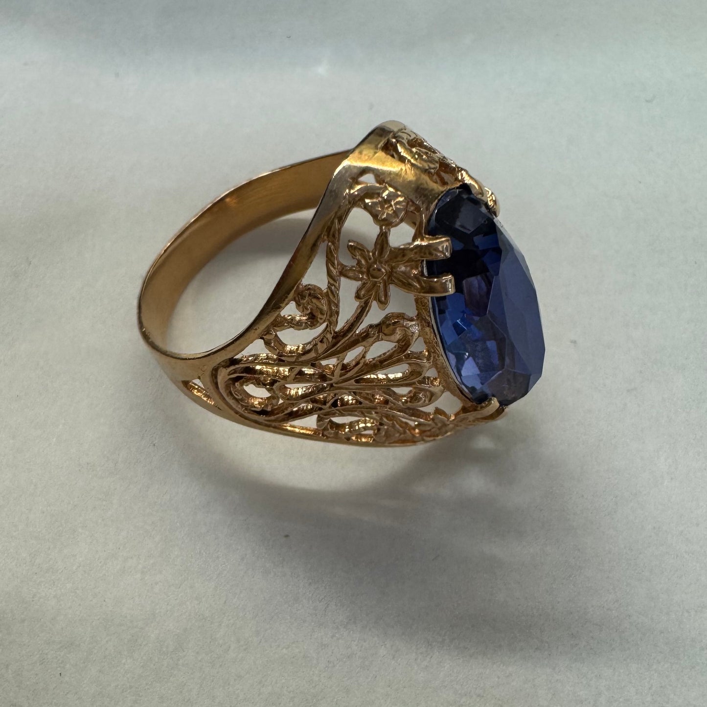 טבעת זהב 14 קראט משובצת אבן טנזנייט גדולה בחיתוך אליפסה, בעיצוב תחרה מרהיב