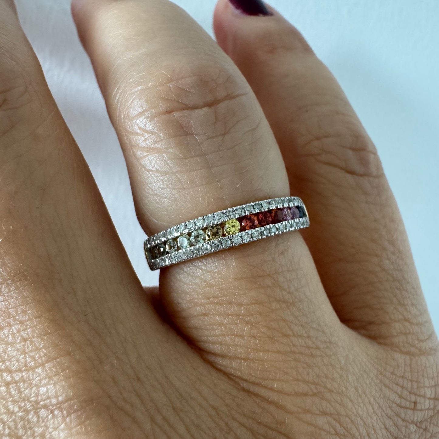 טבעת זהב צהוב 14 קראט משובצת בשורת אבני ספיר צבעוניות ומוקפת יהלומים נוצצים