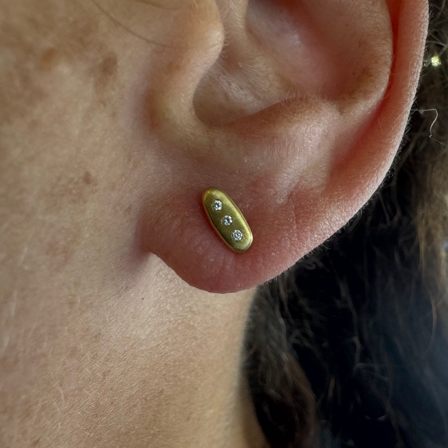 18K gold stud earrings set with 3 Diamonds