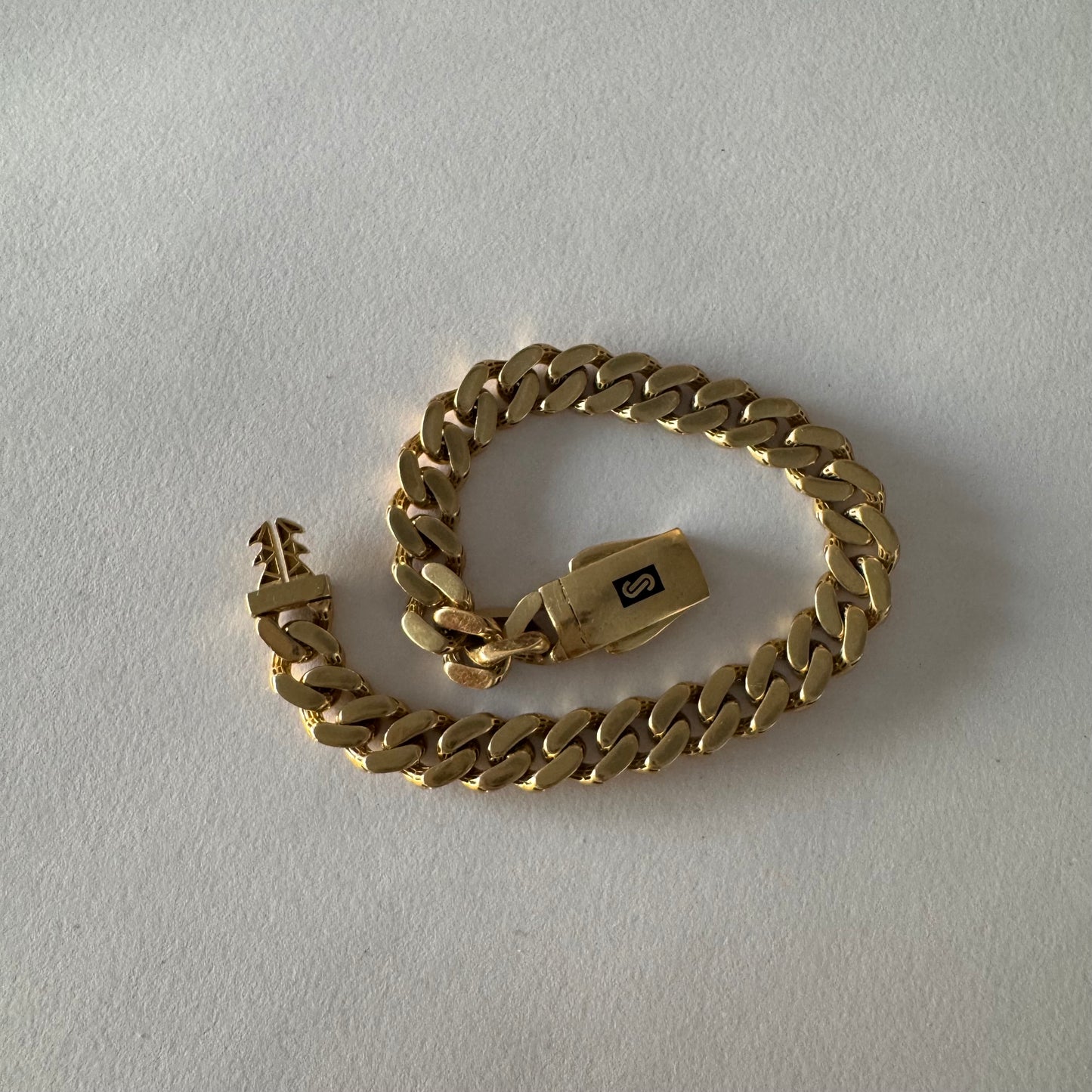 צמיד גורמט מזהב צהוב 14 קראט בעיצוב קלאסי ועל־זמני עם אבזם נוח ובטיחותי הנושא חתימת המותג.