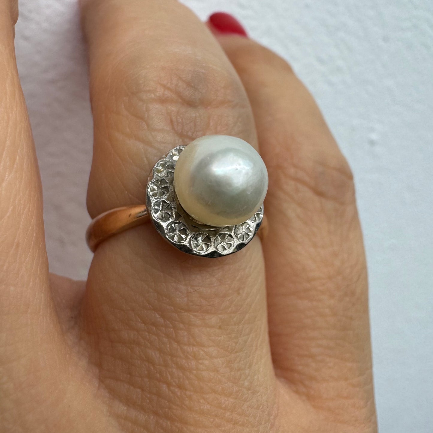 14K gold ring featuring a round center Pearl