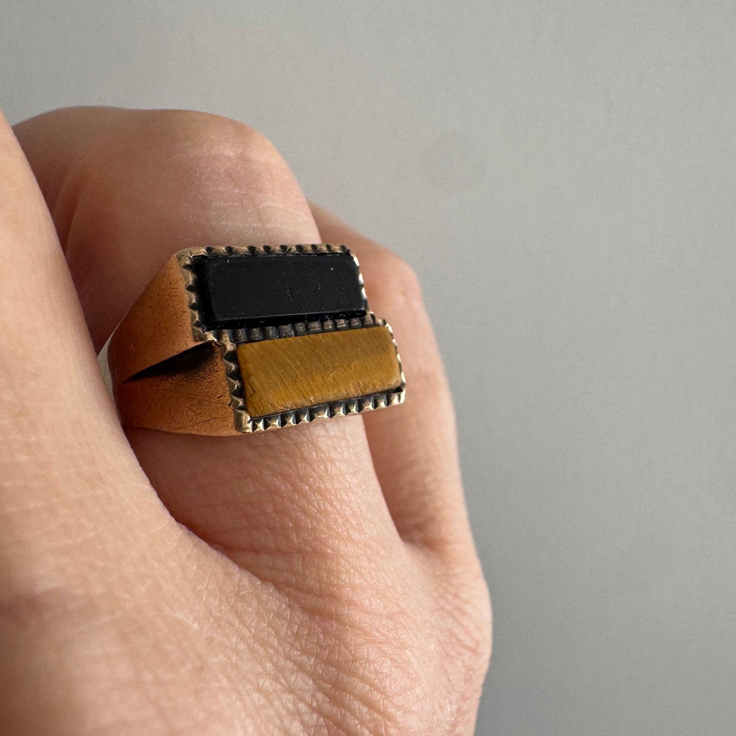 טבעת זהב צהוב 9 קראט משובצת אבן אוניקס בצבע שחור ואבן ״עין הנמר״