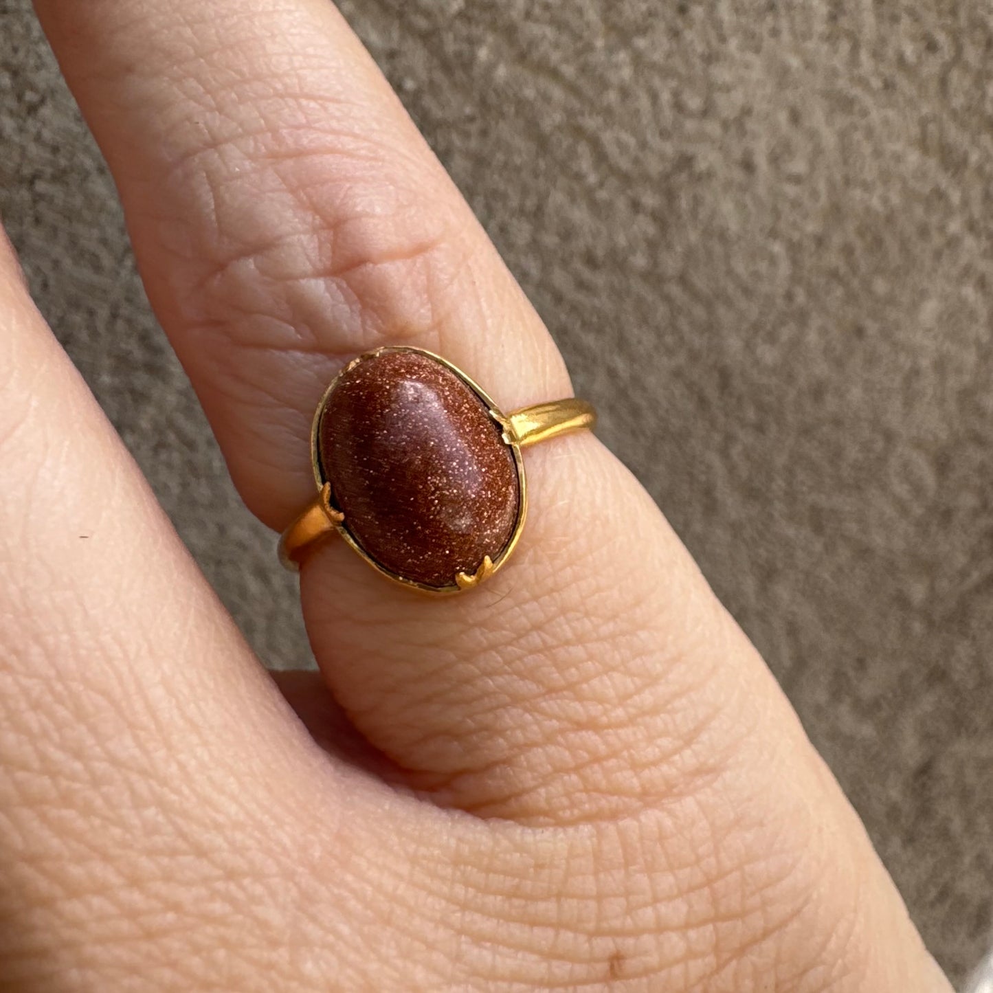 טבעת זהב צהוב 18 קראט משובצת אבן גולדסטון נוצצת.
