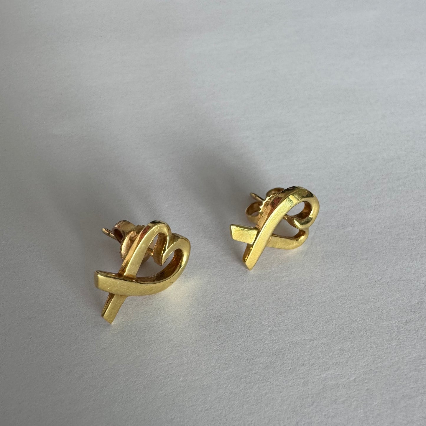 עגילי זהב צהוב 18 קראט, בעיצובה של Paloma Picasso עבור טיפאני אנד קו.