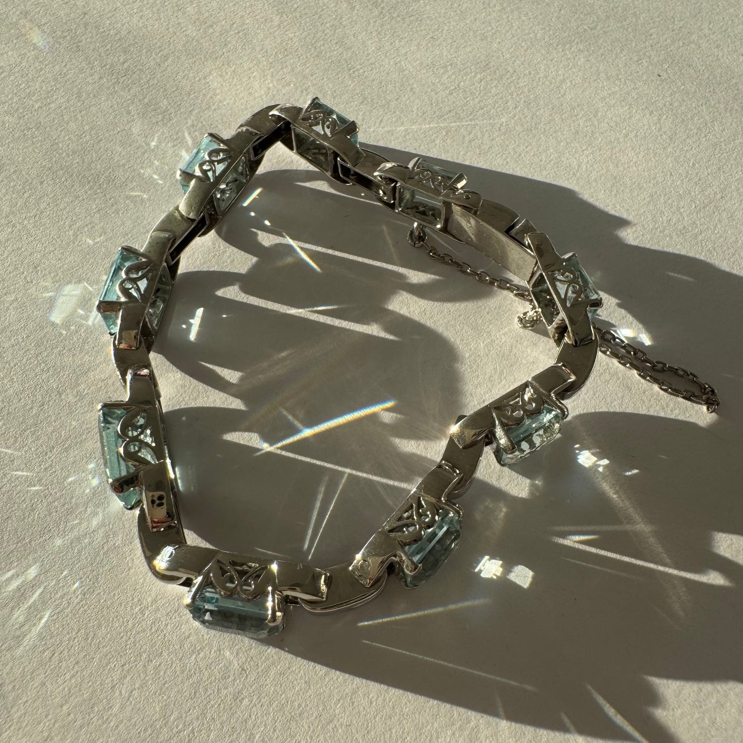 צמיד זהב לבן 18 קראט משובץ אבני אקוומרין בחיתוך אמרלד – אלגנטי, זוהר ועל-זמני.