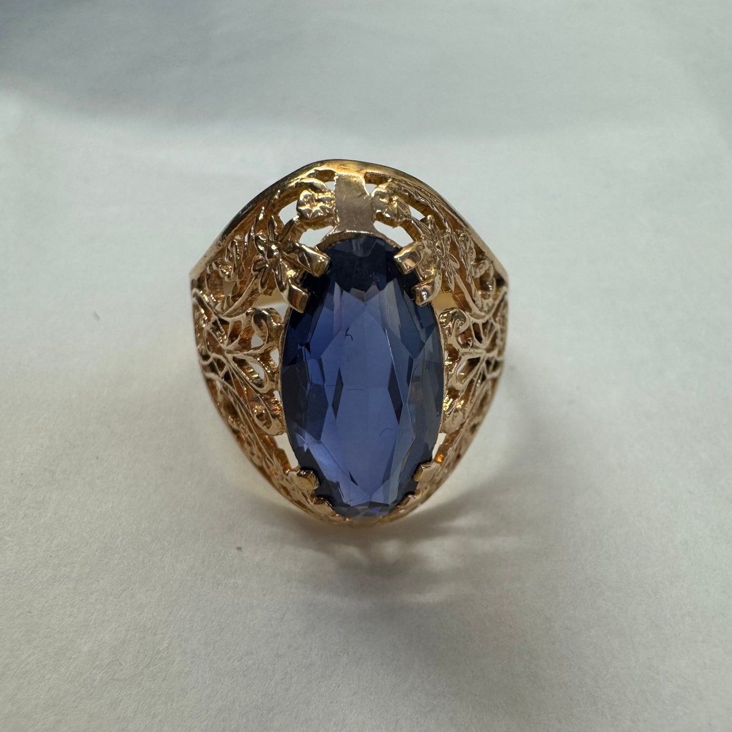 טבעת זהב 14 קראט משובצת אבן טנזנייט גדולה בחיתוך אליפסה, בעיצוב תחרה מרהיב