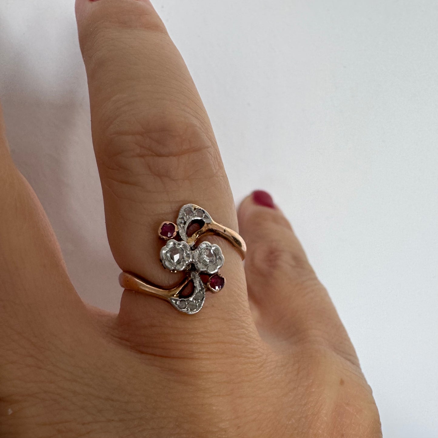 טבעת זהב אדום 18 קראט משובצת אבני רובי ויהלומים