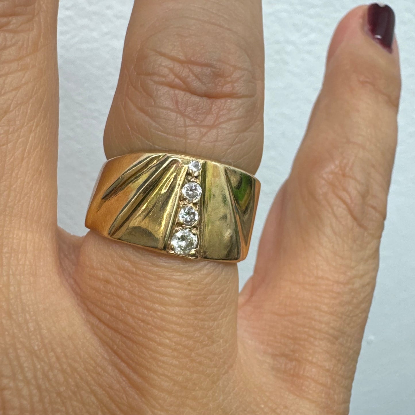 טבעת זהב צהוב 14 קראט יוניסקס מרשימה בעיצוב מניפה גאומטרי.