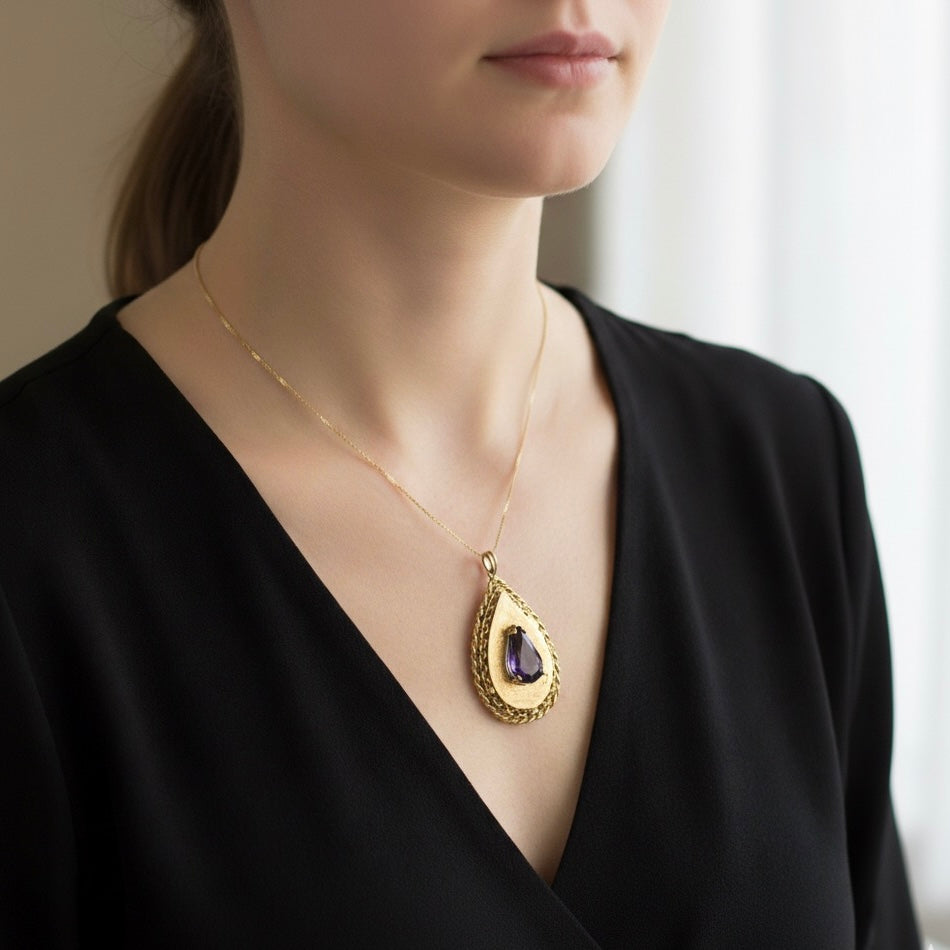 תליון זהב צהוב 14 קראט נפתח, משובץ באבן אמטיסט