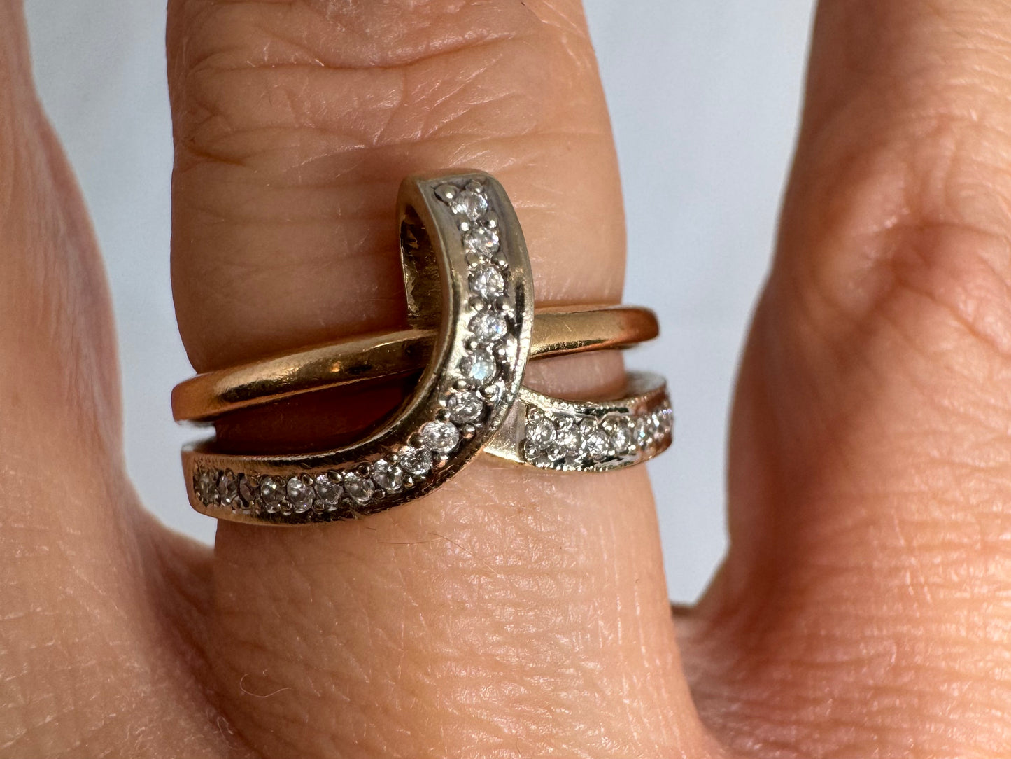 18K gold ring set with Diamonds