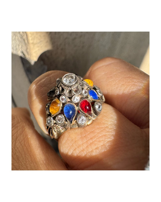 טבעת זהב צהוב 14 קראט משובצת אבן מרכזית שקופה וסביבה פסיפס צבעוני של אבני חן צבעוניות: גרנט, עין הנמר, ואבני חן נוספות, בשיבוץ ידני בסגנון עתיק