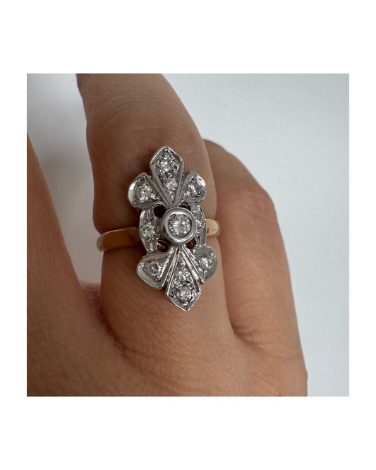 14K white gold ring set with a round central Diamond and surrounded by accent Diamonds.