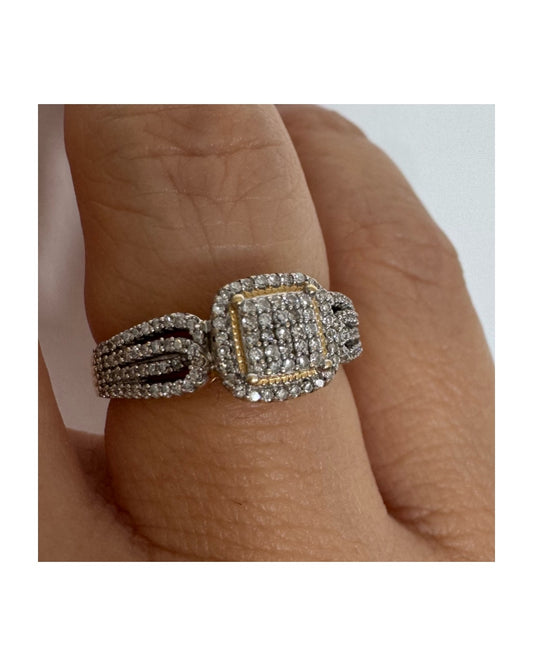 טבעת זהב 14 קראט בעיצוב עדין, משובצת יהלומים קטנים בעבודת פאווה שמעניקה ברק צפוף ומרשים. 