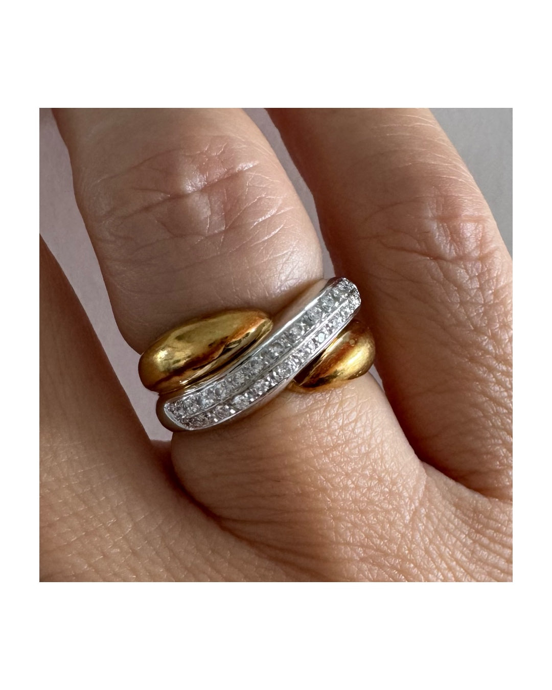 טבעת וינטג’ של המותג היוקרתי H.Stern, זהב 18 קראט בשילוב זהב צהוב ולבן משובצת שורת יהלומים