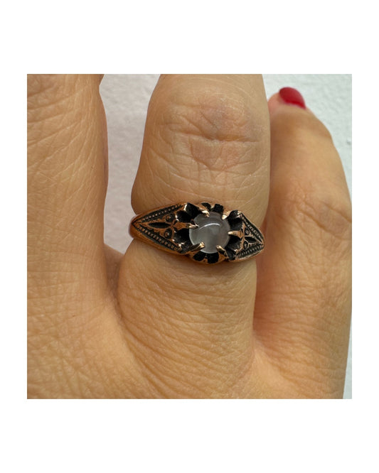 טבעת זהב אדום משובצת אבן מונסטון (אבן ירח)