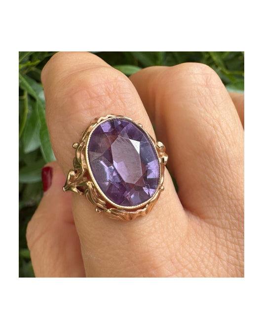 טבעת זהב אדום 14 קראט משובצת אמטיסט בגוון סגול עמוק .