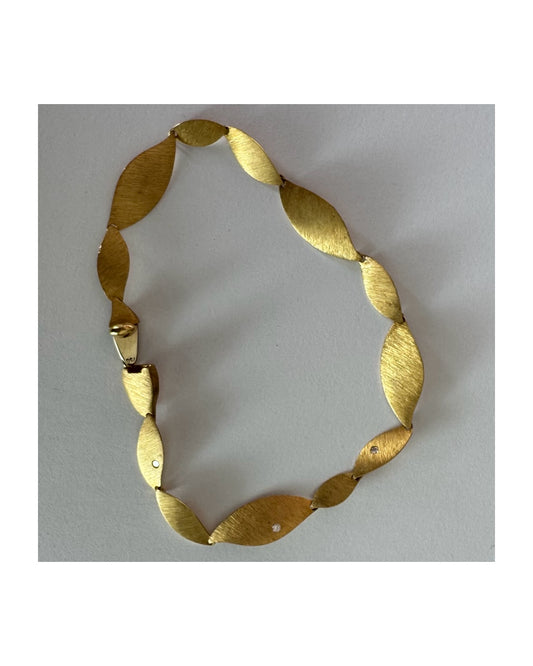 צמיד יוקרתי של המותג H.Stern, עשוי זהב 18 קראט, בעיצוב עלים מחוספסים במראה משי מט. 