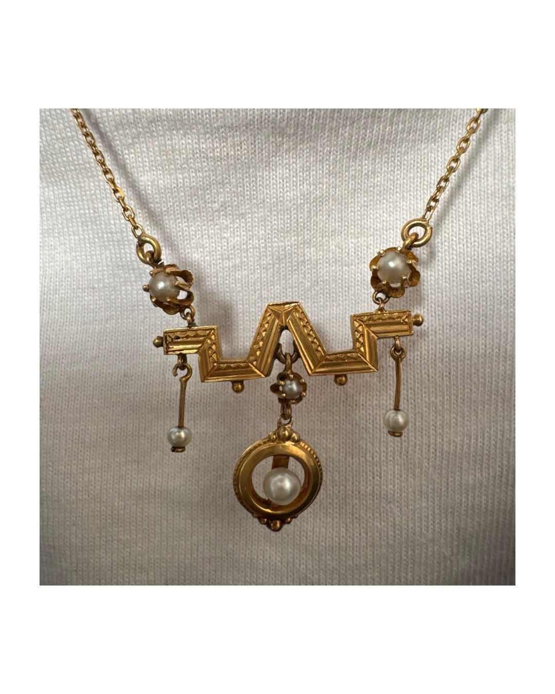 שרשרת זהב צהוב 14 קראט בעיצוב ייחודי, משובצת פנינים עדינות. 