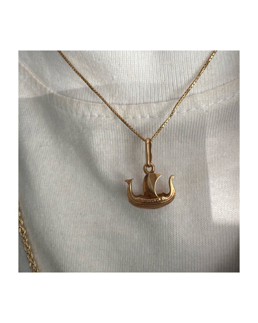 שרשרת ותליון ספינה מזהב 14 קראט.