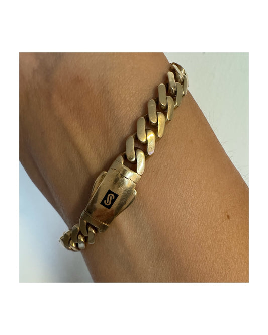 צמיד גורמט מזהב צהוב 14 קראט בעיצוב קלאסי ועל־זמני עם אבזם נוח ובטיחותי הנושא חתימת המותג.